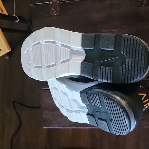 NWT Men's Nike Air Running Shoes Size 11.5. Air padded souls under heel, cozy. - Picture 5 of 5